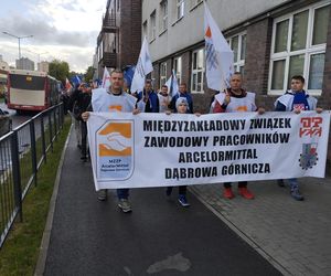 Hutnicy i koksownicy wyszli na ulice w Dąbrowie Górniczej. Apel do rządu o ratunek dla branży i tysięcy miejsc pracy