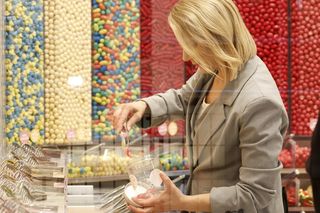 Marta Nawrocka kupuje prezenty na Dzień Dziecka