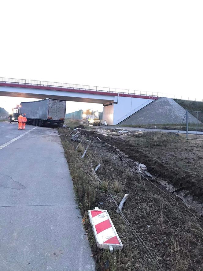 Autostrada A1 w Częstochowie zablokowana. Ciężarówka leży na jezdni