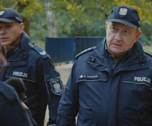 M jak miłość odc. 1843.  Staszek Popławski (Sławomir Holland), Marysia (Małgorzata Pieńkowska), policjant Grzymała