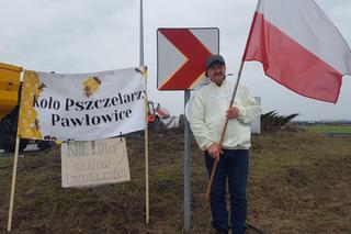 Samotny pszczelarz na rondzie. Protestuje z rolnikami przy S5 koło Leszna