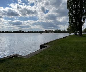   Ełk. Tłumy turystow odwiedzają to miasto. Jest największym na Mazurach