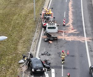 Wjechał Uberem prosto w drogowców. Są ranni