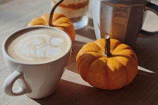 Przepis na Pumpkin Spice Latte. Jesienna kawa, którą zrobisz sam w domu