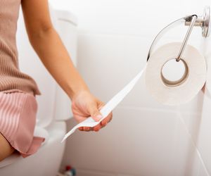 Stolec jest tak obfity, że zatyka toaletę? To ważny znak od organizmu