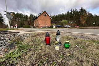 Rodzina zginęła na torach. Świadek mówi o wielkim huku. Pociąg pchał wrak auta