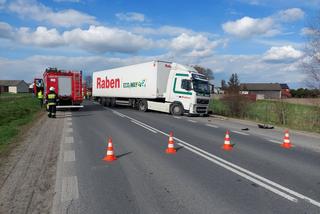 Zablokowana droga krajowa nr 9. TIR zderzył się z autem osobowym