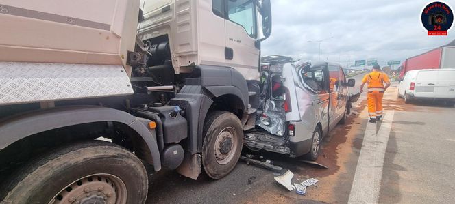 Karambol na S8 w Warszawie. Lądował śmigłowiec LPR. Zderzenie ośmiu pojazdów przed mostem