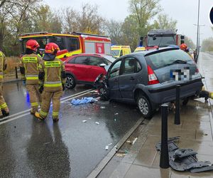 Czołowe zderzenie w Warszawie. Trzy osoby trafiły do szpitala