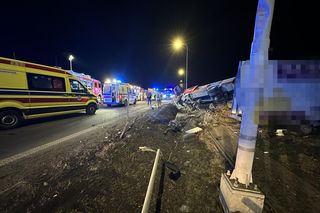 Tragiczny wypadek na DK7. Wóz strażacki zderzył się z osobówką