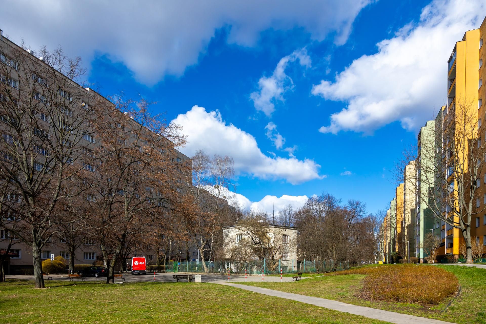Dom jednorodzinny przy alei Lotników 26 w Warszawie