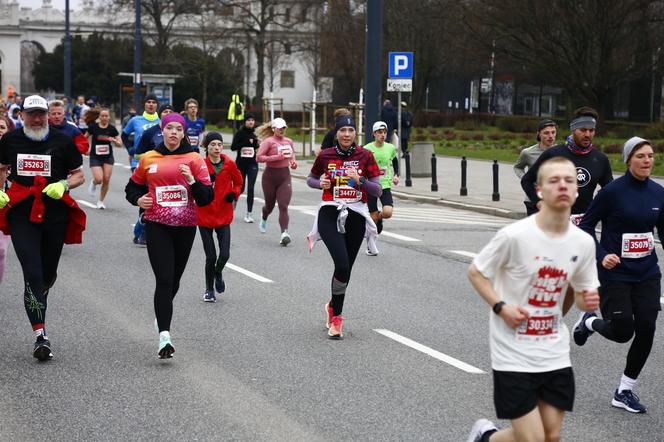 Bieg na Piątkę 2024, Warszawa - zdjęcia. Biegłeś? Szukaj się w galerii!