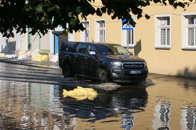 Rzeka Bóbr wdarła się na ulice Żagania