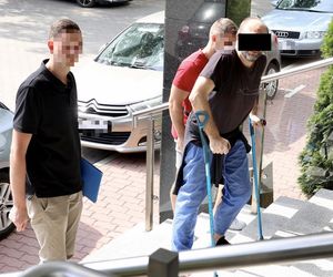 Daniel W. ruszył z młotkiem na policjanta. Potem padł strzał. 49-latek usłyszał zarzut