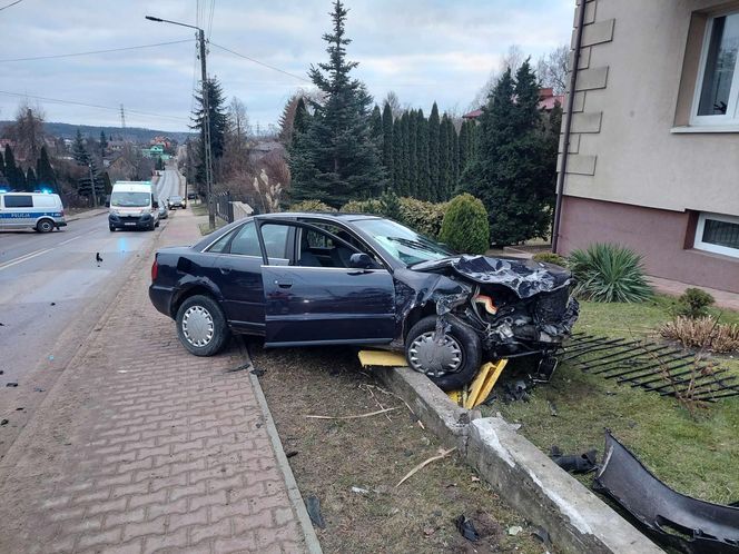 Kierowca staranował policyjną blokadę w Starachowicach