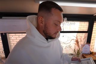 Książulo zachwycony barem w autobusie. Tego się nie spodziewał! 