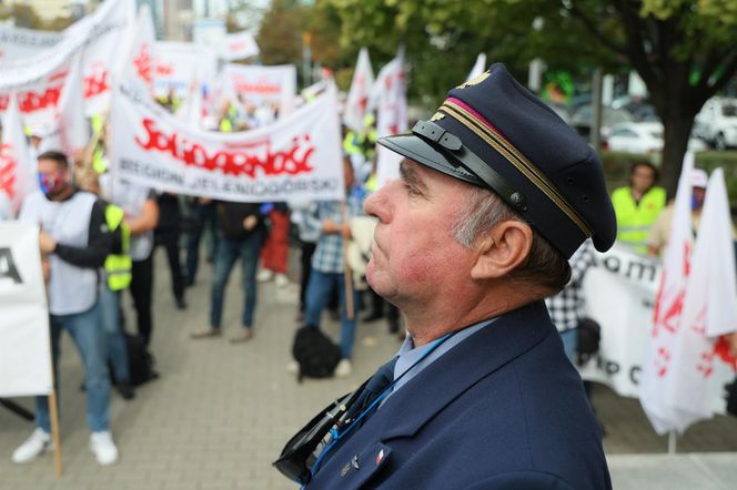 Protest związków zawodowych PKP Cargo i Poczty Polskiej w Warszawie