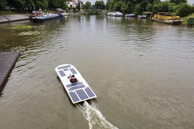 Studenci Politechniki Wrocławskiej testowali łódź napędzaną energią słoneczną