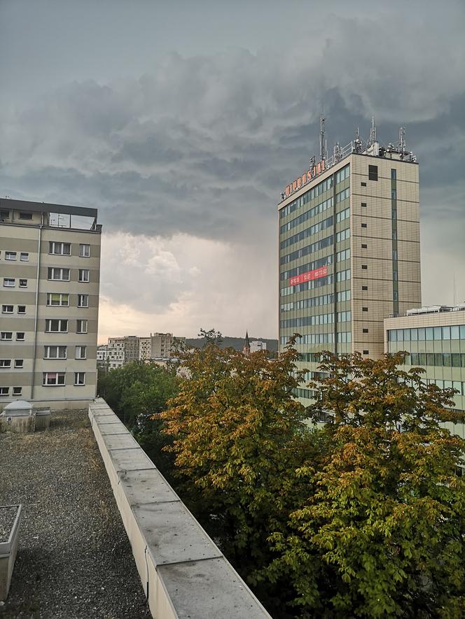 Potężna burza w Krakowie: zalania, zniszczenia, odwołany koncert Maty