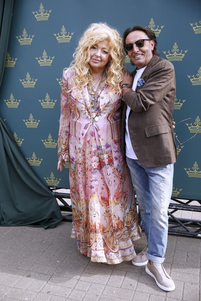 Różowiutka Magda Gessler wdzięczy się jak mała dziewczynka. I włoski jakby jaśniejsze...