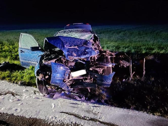 Pijany jak bela rolnik staranował ciągnikiem auto pełne młodych ludzi. Cztery osoby w szpitalu