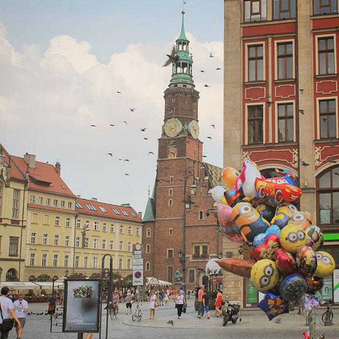 Rynek wciąż oblegany jest przez rzesze turystów