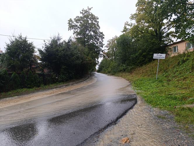 Zagrożenie powodziowe. Głuchołazy. Woda przelała się przez wały. Zalewa miasto