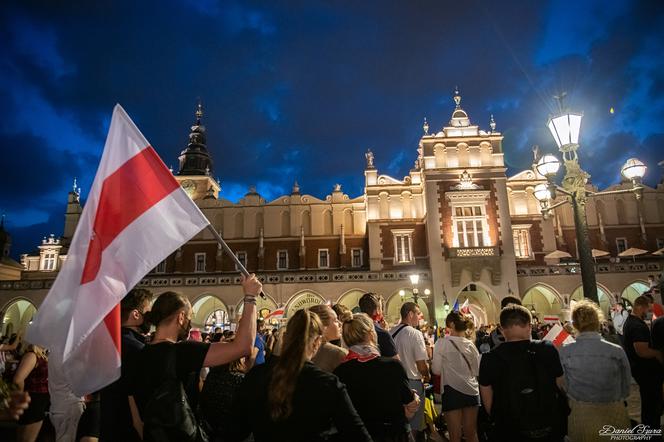 Manifestacja Białorusinów na rynku w Krakowie. "Precz z Łukaszenką!"