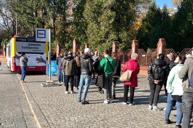 Zainteresowanie SZCZEPCIObusem nie maleje