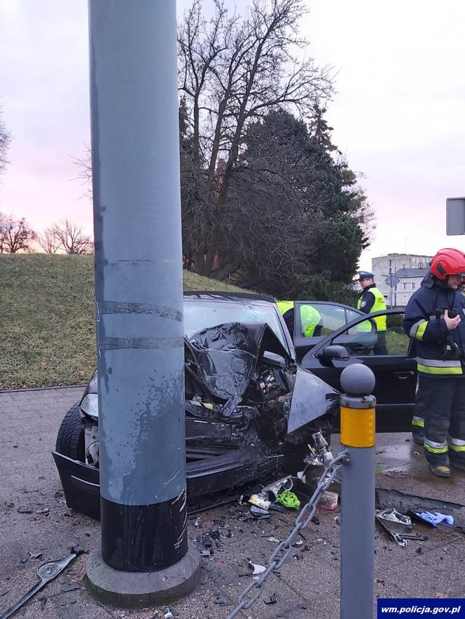 Pijany nastolatek wyleciał z auta. Cud, że przeżył