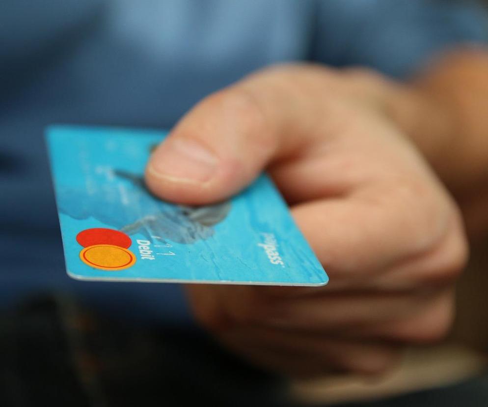 Duży bank w Polsce rezygnuje z plastikowych kart. Nadchodzi nowa era płacenia za zakupy? 