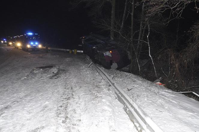 Wypadek ukraińskiego autobusu w pow. bialskim. Pojazd uderzył w bariery i przewrócił się na bok