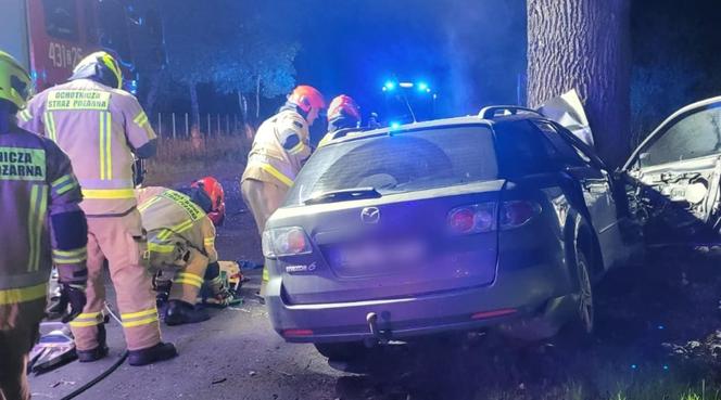 Rurzyca. Osobówka wypadła z drogi i zatrzymała się na drzewie. Nie żyje mężczyzna