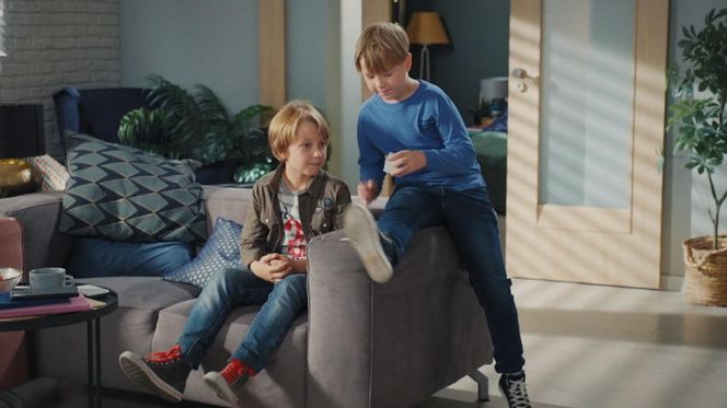 M jak miłość odc. 1850. Szymek (Staś Szczypiński), jego kolega Maciek (Aleksander Sułek)