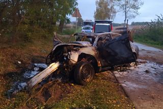 Potworny wypadek w Romanowie. Auto stanęło w płomieniach. Cztery młode osoby nie żyją! [FOTO]