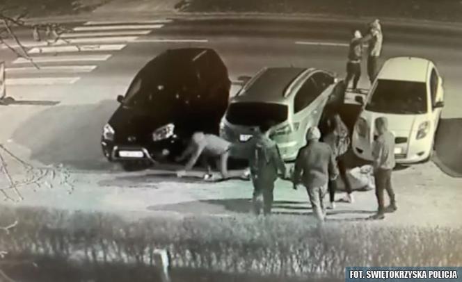 Sandomierz. WIDEO z brutalnego pobicia! 17-latka i jej znajomi użyli m.in. znaku drogowego