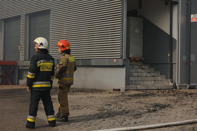 Wciąż płoną hale produkcyjne w Małopolsce. Strażacy apelują o nieotwieranie okien 