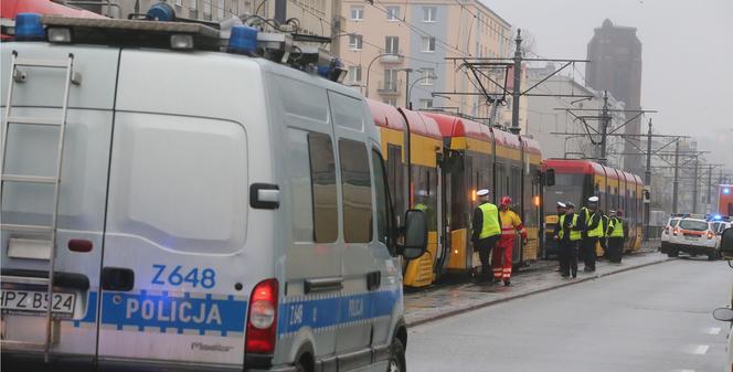 Wypadek na Żoliborzu. Samochód wjechał wprost pod tramwaj