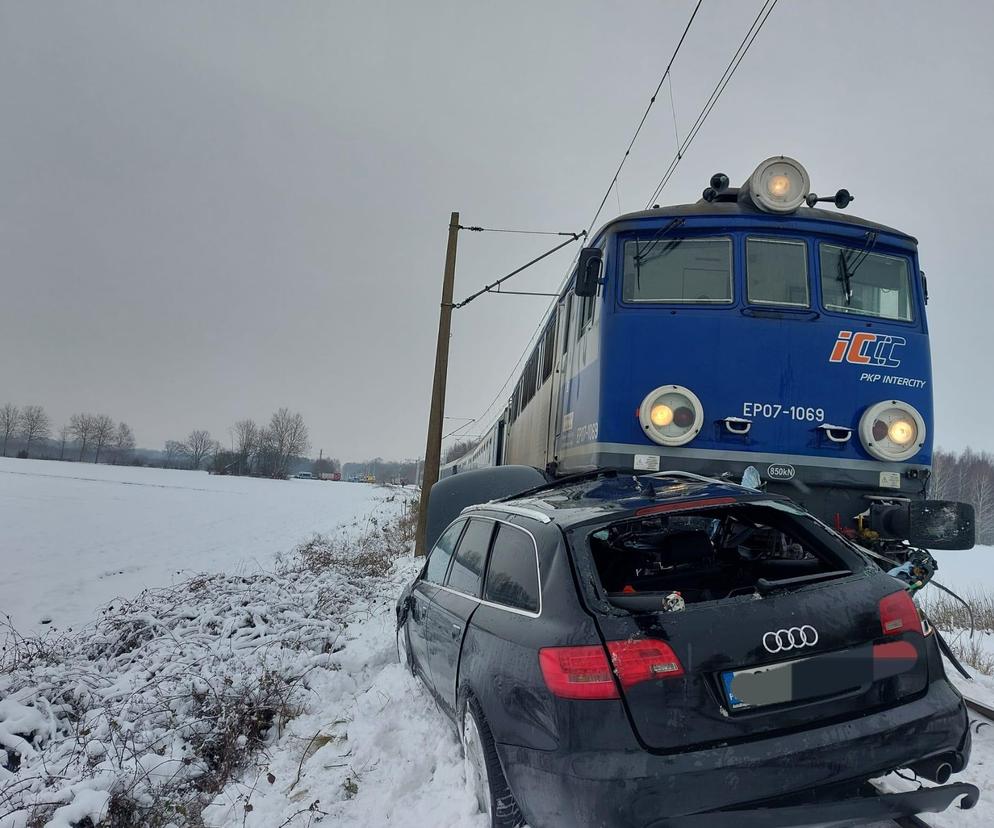 Ruch pociągów na Pomorzu wstrzymany. Samochód zderzył się z pociągiem