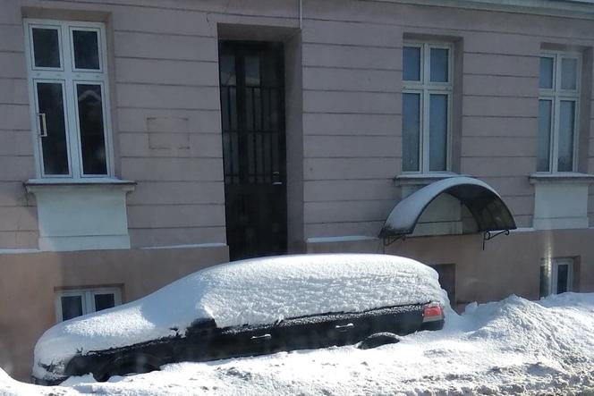 Najbardziej ZASYPANE auta na rzeszowskich ulicach. Będą musieli czekać DO WIOSNY? SZOK! [ZDJĘCIA INTERNAUTÓW]