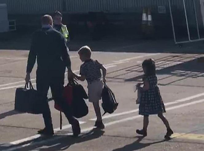 William, Kate i dzieci na płycie lotniska