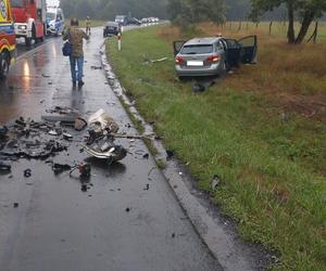 Policja wyjaśnia okoliczności wypadku koło Henrykowa. Czołowo zderzyły się dwa samochody