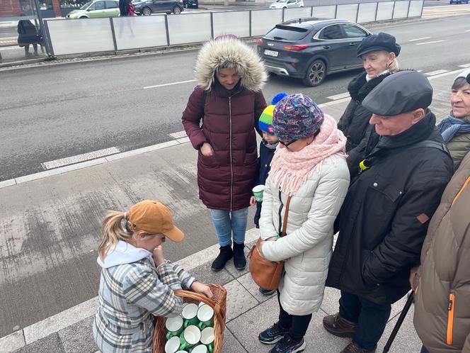 W gorzowskich autobusach elektrycznych przedstawiciele miasta rozdawali kubki i kalendarze