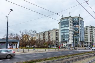 Miejsce po zdemontowanym stelażu reklamowym na rogu ul. Anielewicza i al. Jana Pawła II w Warszawie