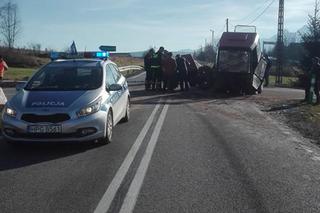 Jurgów. Słowacki kierowca wjechał w ciągnik. Jedna osoba została zabrana do szpitala [ZDJĘCIA]