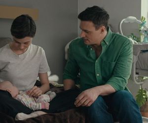 Na dobre i na złe odc. 960. Blanka (Pola Gonciarz), jej córka Nina (Rita Sobocińska), Krzysztof Radwan (Mateusz Damięcki)