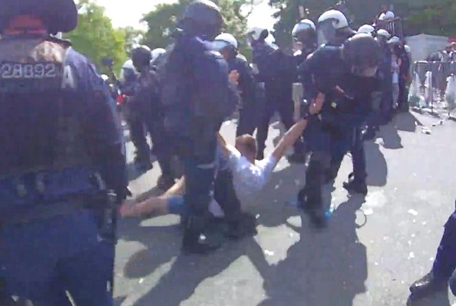 Służby opublikowały szokujące nagranie. Kibice rzucali w policjantów szklanymi butelkami. „Zatrzymali blisko 100 osób”.