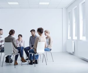 Terapia ustawień rodzinnych (ustawienia hellingerowskie): na czym polega i dlaczego jest krytykowana?