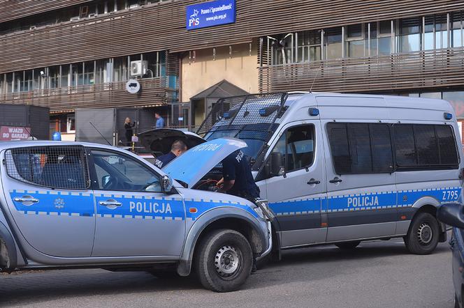 POLICJANCI ROZKRACZYLI SIĘ POD NOSEM KACZYŃSKIEGO 