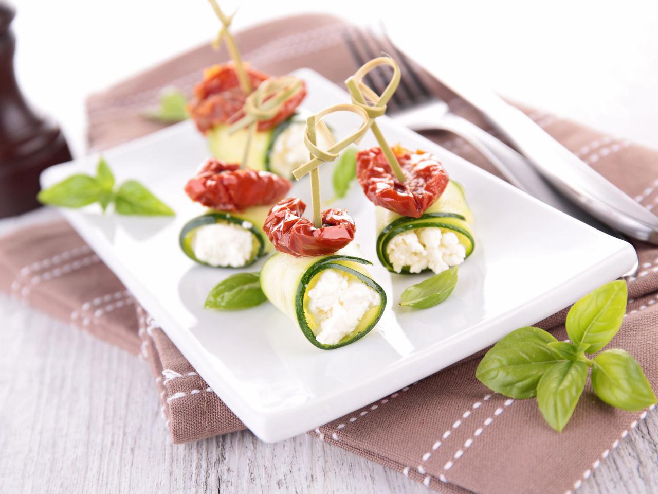 Roladki z cukinii z suszonymi pomidorami i mozarellą: efektowna, lekka przystawka